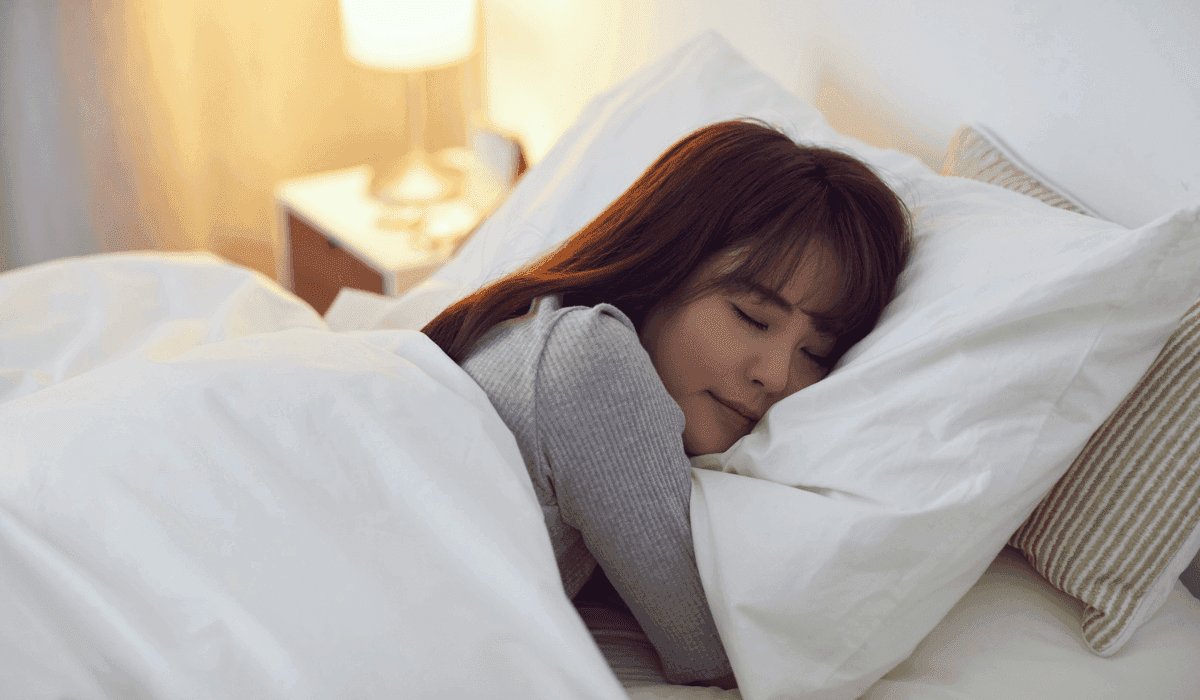 Mon ado révise tard, il/elle est épuisé(e) : faut-il privilégier le sommeil ou les révisions ?
