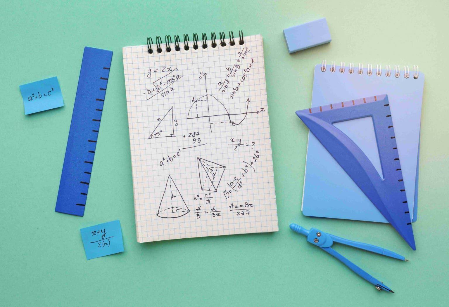 Tout savoir sur le triangle isocèle : Propriétés et formules 🔺