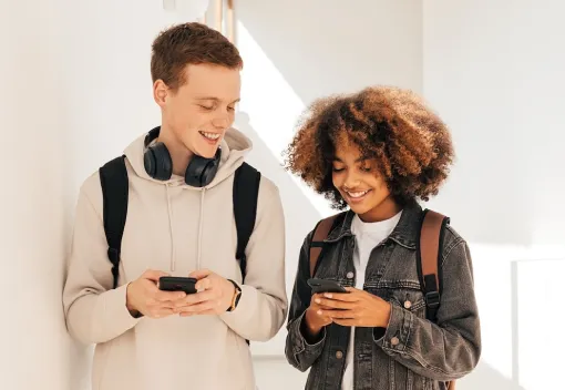 Une etudiante et son ordinateur portable sur nomad education